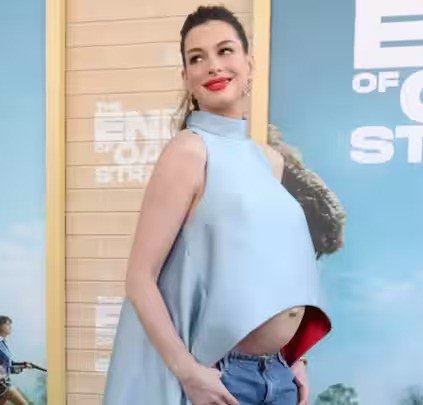 Anne Hathaway fake baby bump