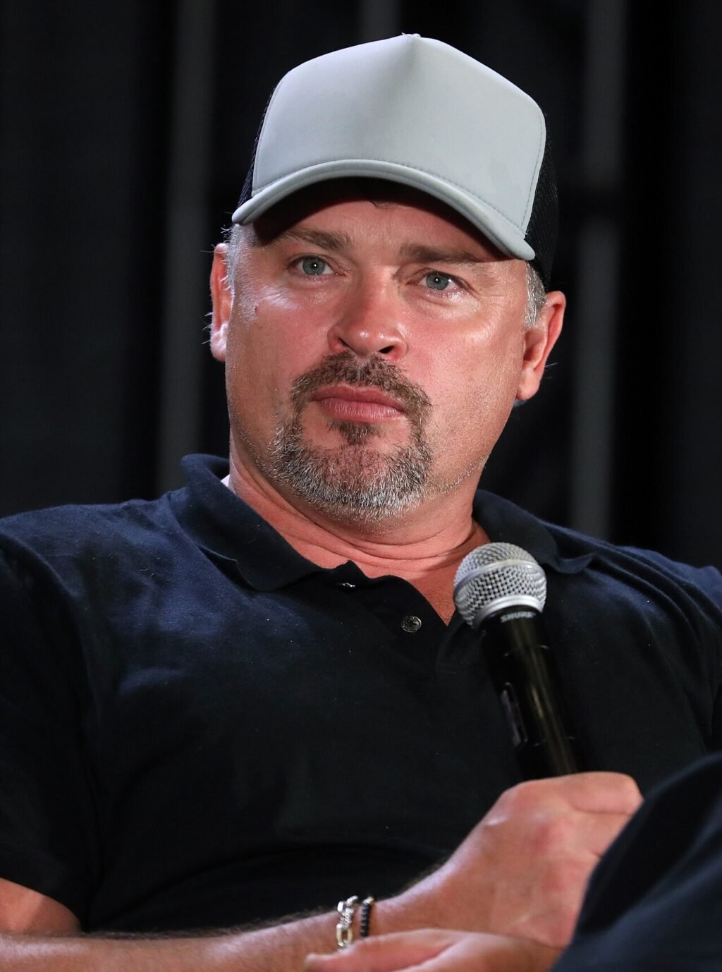Tom Welling speaking on stage at Rose City Comic Con